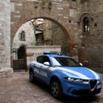 Controlli della Polizia di Stato di Perugia: 121 indentificati, denunciato un 26enne per detenzione ai fini di spaccio di sostanze stupefacenti e possesso di oggetti atti ad offendere.